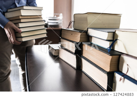 大量的書籍 大量的書籍 127424883