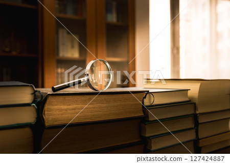 放大鏡和厚書 127424887