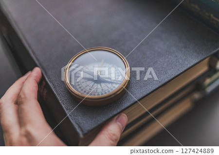 技術書籍和指南針 127424889