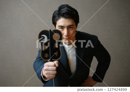 拿著軍旗的商人 127424899