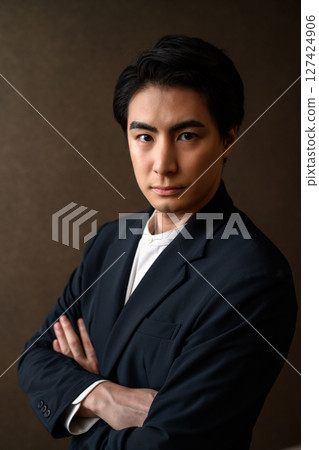 Cool businessman 127424906