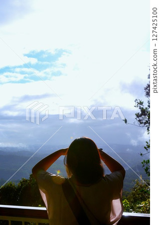 一位女士正在拍攝壯觀的景色 127425100