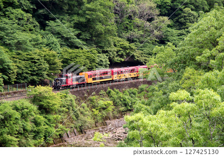 高速行駛在保津峽的電車 127425130