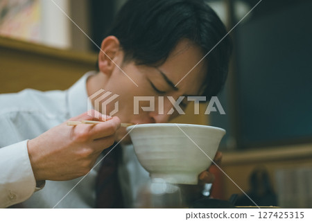 辦公室職員晚上外出用餐 127425315
