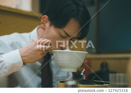 辦公室職員晚上外出用餐 127425316