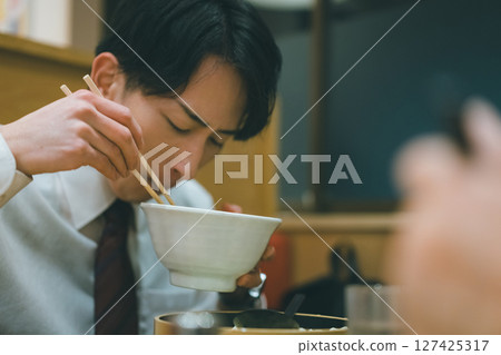 辦公室職員晚上外出用餐 127425317