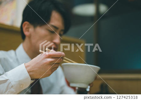 辦公室職員晚上外出用餐 127425318