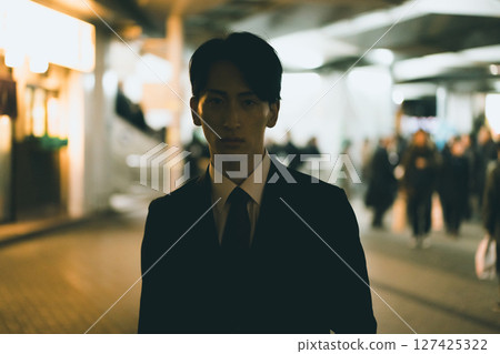 Office workers and the city at night 127425322