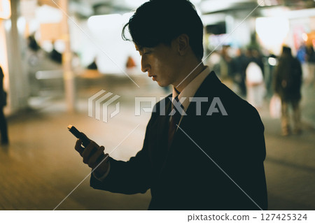 Office workers and the city at night 127425324