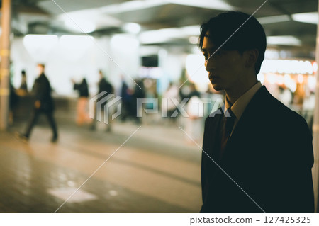 辦公室職員與夜晚的城市 127425325