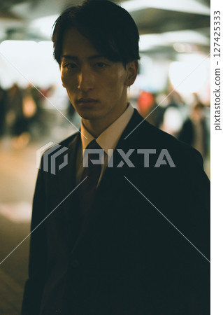 一位必須加班並深夜回家的上班族 127425333