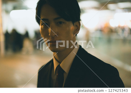 辦公室職員與夜晚的城市 127425343