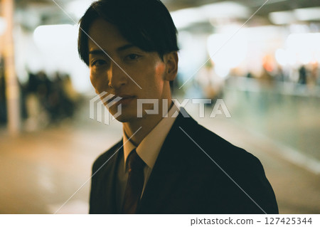 一個工人匆匆回家 127425344