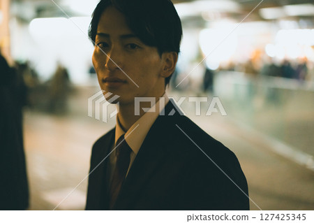 一個工人匆匆回家 127425345