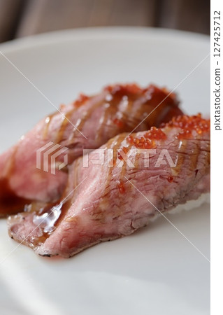 烤牛肉握壽司配飛魚籽 烤牛肉握壽司配飛魚籽 127425712