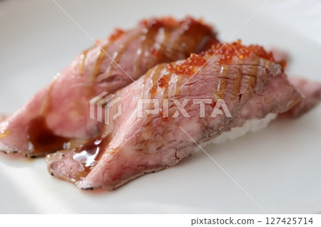 烤牛肉握壽司配飛魚籽 127425714