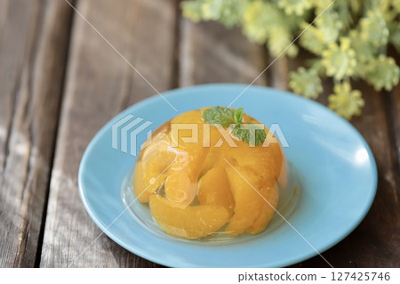 Refreshing jelly with mandarin pulp trapped inside 127425746