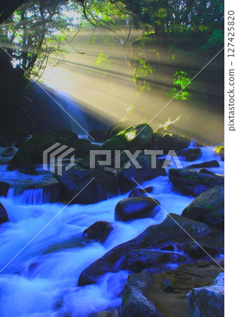 A beautiful pair of waterfalls emitting rays of light (Vertical composition, Minamioguni Town, Kumamoto Prefecture) 127425820