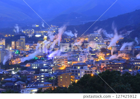 鐵輪溫泉鎮（別府市燈火通明）的溫泉升起蒸汽 127425912