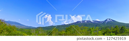 青森縣八甲田市八甲田山和田代平濕原全景，新綠盎然，殘雪未盡 127425919