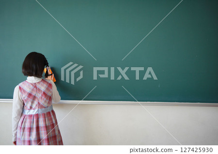 小學女生在學校擦黑板的背影 127425930