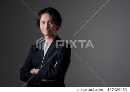 雙臂交叉的商人 127426483