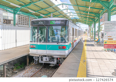 A Jomo Electric Railroad train bound for Nishi-Kiryu stops at Chuo-Maebashi Station 127426574