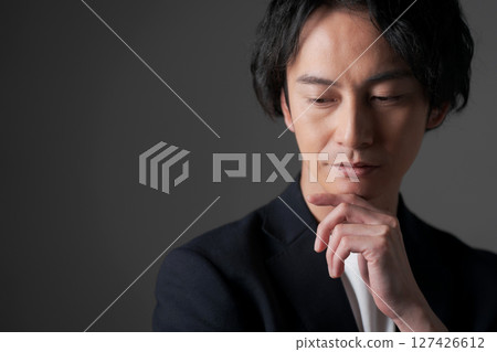 商人與思考的表情 商人與思考的表情 127426612