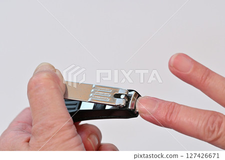 老年人剪指甲 老年人剪指甲 127426671