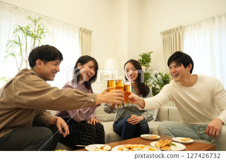 在家庭聚會上歡呼 在家庭聚會上歡呼 127426732
