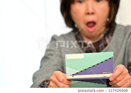 老年人檢查他們的儲蓄存摺 老年人檢查他們的儲蓄存摺 127426806