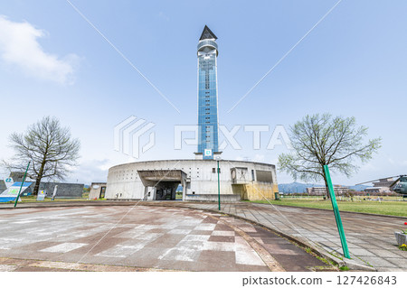 富山縣小矢部市晴朗天氣下的 Crossland Tower 127426843