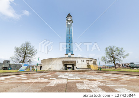 富山縣小矢部市晴朗天氣下的 Crossland Tower 富山縣小矢部市晴朗天氣下的 Crossland Tower 127426844