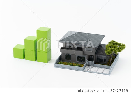黃綠色積木和白色背景上的微型獨立式住宅 黃綠色積木和白色背景上的微型獨立式住宅 127427169