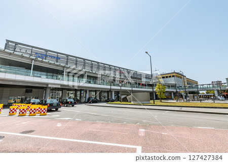 富山縣高岡市晴天的JR高岡站(北口) 富山縣高岡市晴天的JR高岡站(北口) 127427384