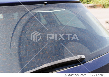 汽車後窗上的污垢 127427830