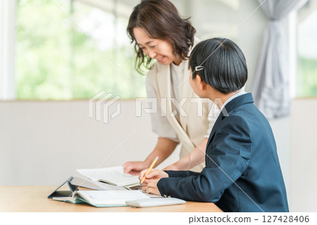 穿著制服使用平板電腦學習的小學生、國中生、高中生以及他們的母親、媽媽、老師、講師、講師 127428406