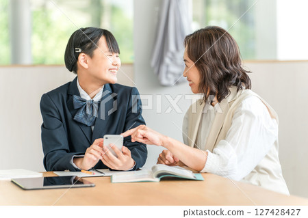 Elementary school students, junior high school students, and high school students in uniforms studying with their mothers, mothers, teachers, instructors, and lecturers 127428427