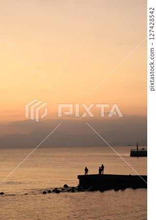 Sunset scenery around Enoshima Bridge 127428542