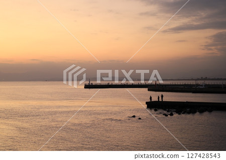 Sunset scenery around Enoshima Bridge 127428543