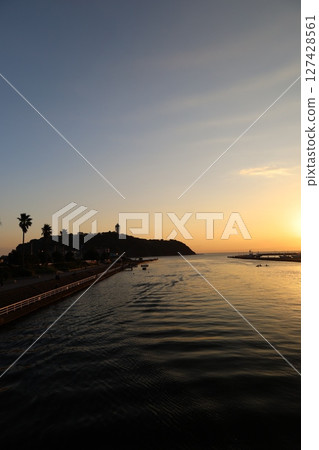 江之島大橋周圍的日落美景 127428561