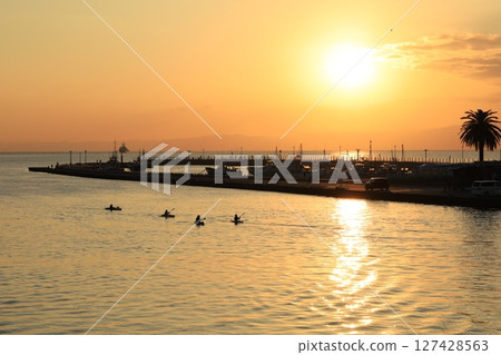 江之島大橋周圍的日落美景 127428563