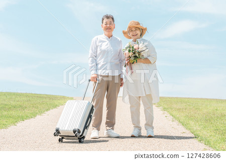 老年夫婦享受週年紀念旅行（結婚紀念日） 127428606