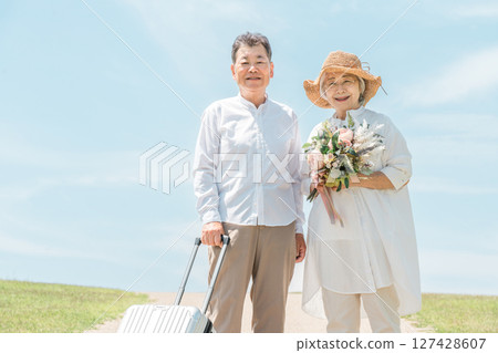 老年夫婦享受週年紀念旅行（結婚紀念日） 127428607