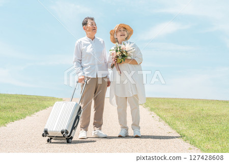 老年夫婦享受週年紀念旅行（結婚紀念日） 127428608