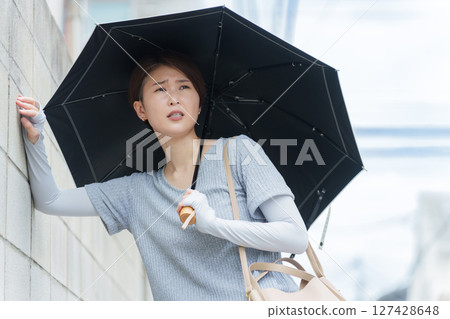 一名女子因中暑而搖搖晃晃 一名女子因中暑而搖搖晃晃 127428648