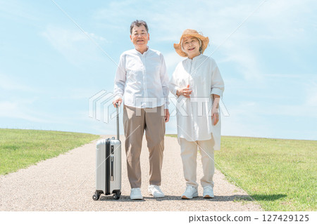 一對恩愛的情侶帶著行李箱一起旅行 127429125