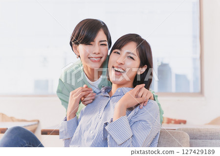 深情的女性伴侶在室內牽手分享肌膚之親 127429189