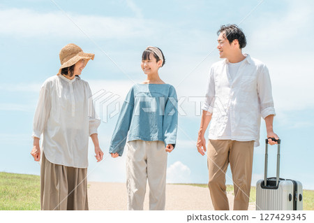 Three parents and children under the blue sky (family trip, family, father, mother, daughter) 127429345