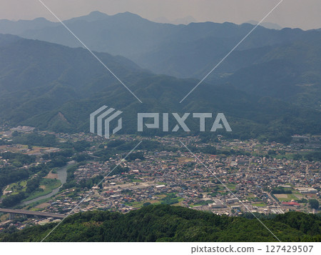 從埼玉縣秩父市皆野山公園看到的皆野町街道（無人機空拍） 127429507